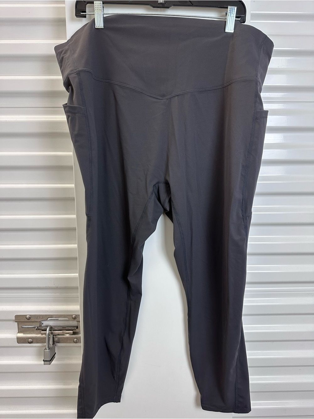 HALARA High-Waist Leggings with Side Pockets - Charcoal